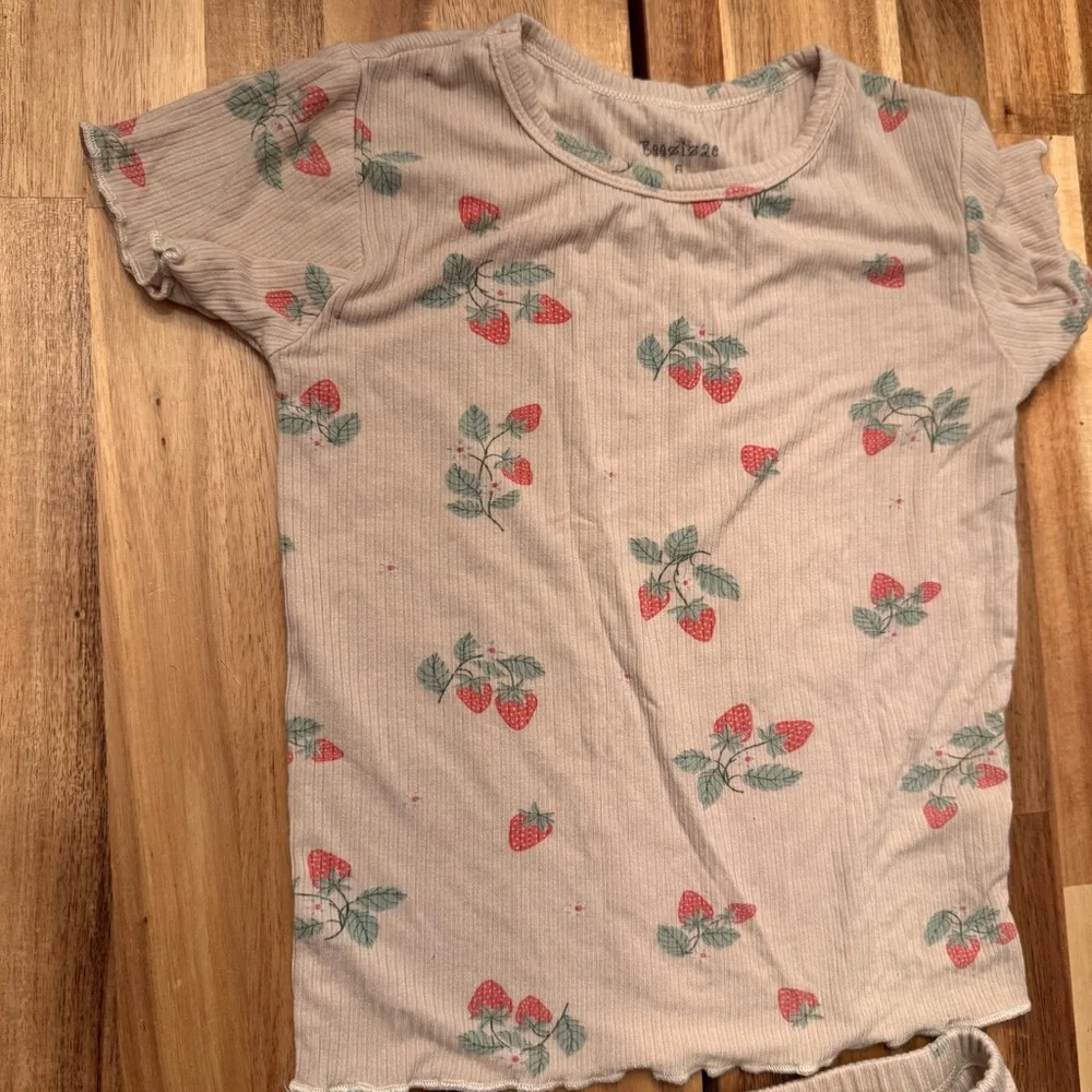 Beezizze Kids Strawberry Bamboo Viscose Ribbed‎ Pajama Set Tan Red Size 6